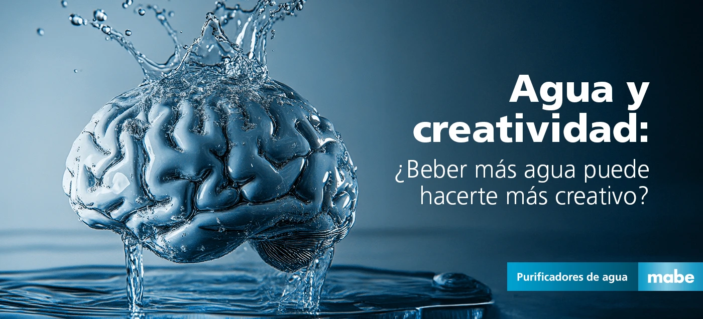 Cerebro hecho de agua salpicando con el texto 'Agua y creatividad: ¿Beber más agua puede hacerte más creativo?'. Campaña de purificadores de agua mabe