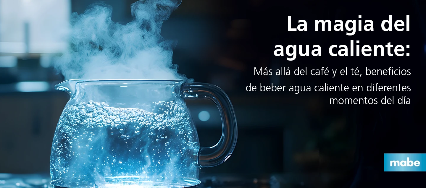 Tetera de vidrio con agua hirviendo y vapor, representando los beneficios de beber agua caliente en diferentes momentos del día para la salud y bienestar.