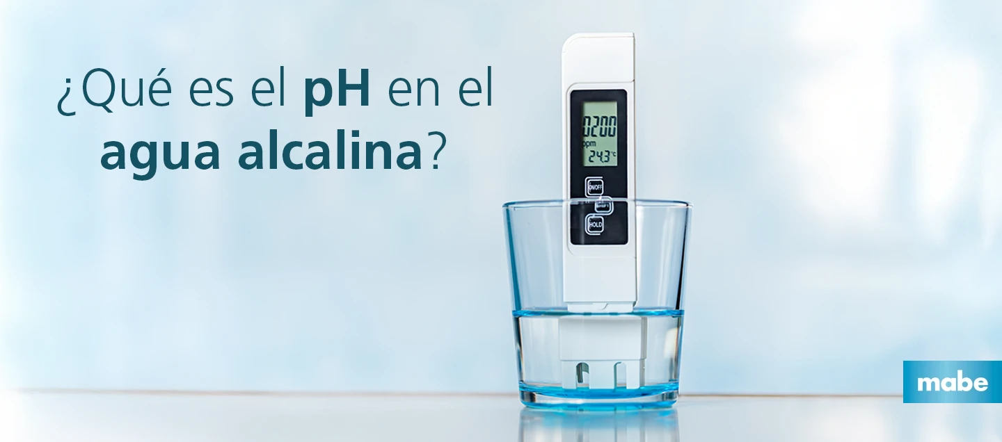Medidor digital de pH sumergido en un vaso con agua, ilustrando la acidez o alcalinidad del agua potable