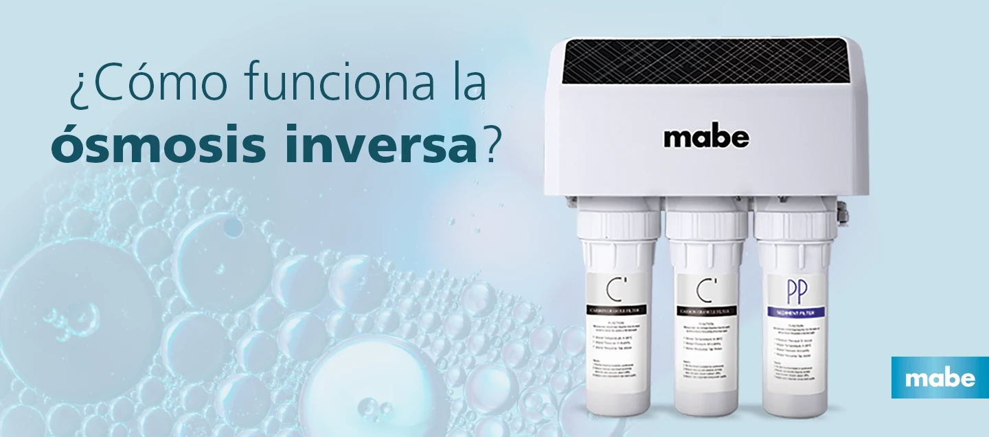 Sistema de purificación de agua por ósmosis inversa Mabe, con filtros visibles, sobre un fondo azul con burbujas que simbolizan limpieza y tecnología.