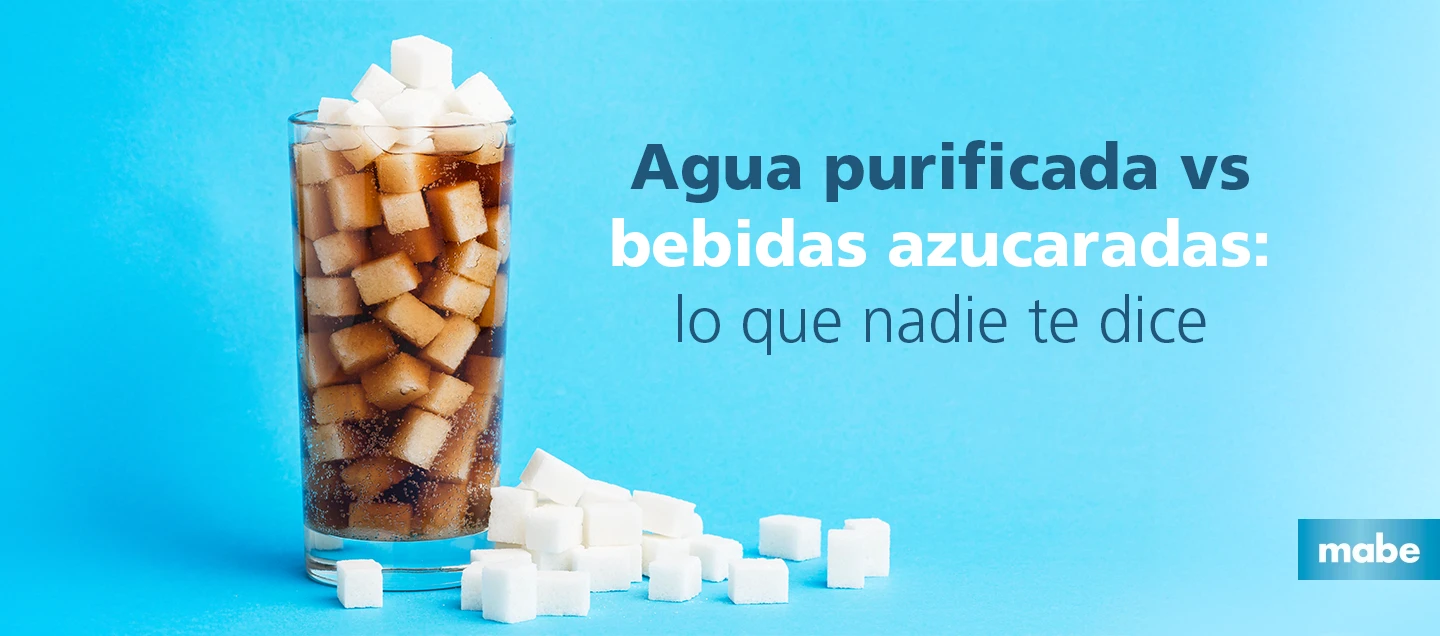 Vaso lleno de bebida oscura con múltiples cubos de azúcar, comparando visualmente las bebidas azucaradas frente al agua purificada y sus efectos en la salud
