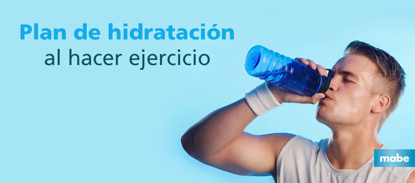 Hombre joven tomando agua de una botella deportiva mientras hace ejercicio, ilustrando la importancia de un plan de hidratación saludable.