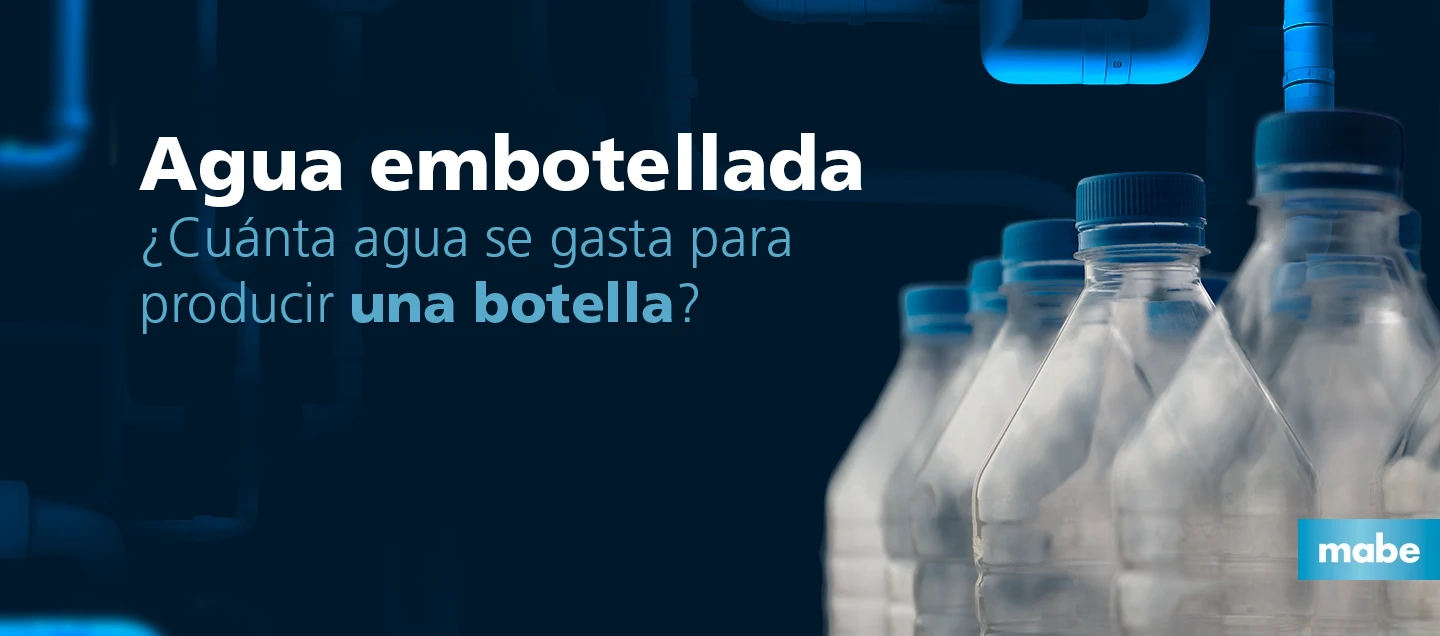 Botellas de plástico con tapa azul al frente de un fondo de tuberías, planteando cuánta agua se utiliza para producir una botella.