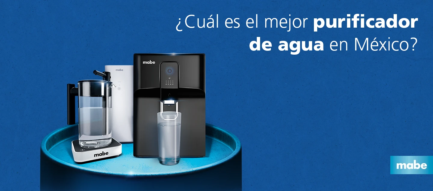 Tres purificadores de agua Mabe sobre un fondo azul, con la pregunta ¿Cuál es el mejor purificador de agua en México?