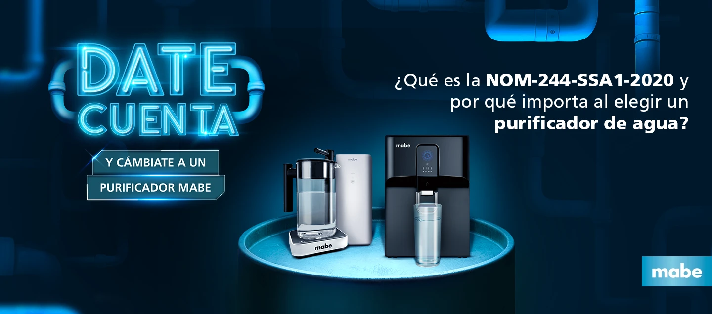 Imagen promocional de Mabe con purificadores de agua y mensaje "DATE CUENTA", destacando la importancia de la NOM-244-SSA1-2020 para elegir un purificador de agua. Fondo oscuro con iluminación azul tipo neón y tuberías.