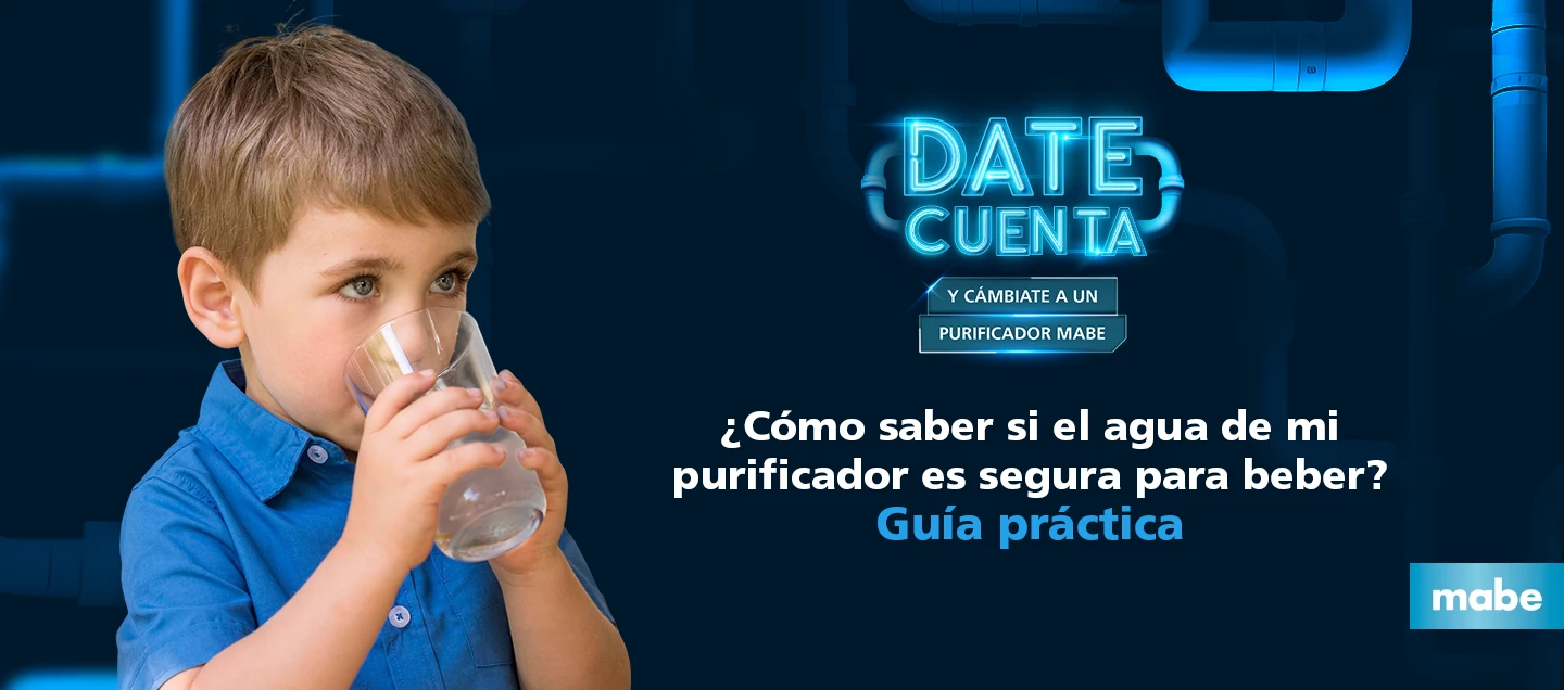 Cómo saber si el agua de mi purificador es segura para beber, niño tomando agua en vaso transparente, guía práctica sobre seguridad del agua purificada en casa con purificador Mabe.