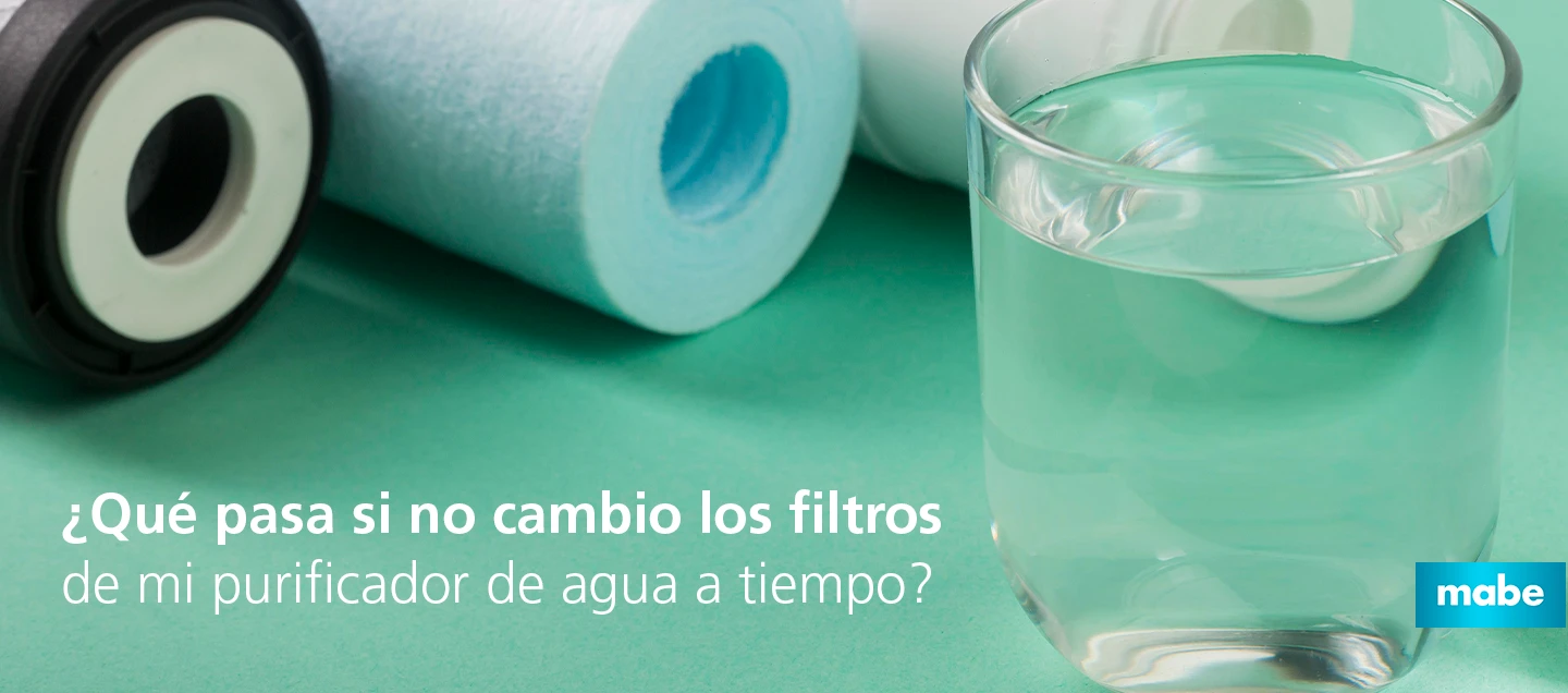 Filtros de purificador de agua y vaso con agua limpia, ilustrando qué pasa si no se cambian los filtros del purificador de agua a tiempo.