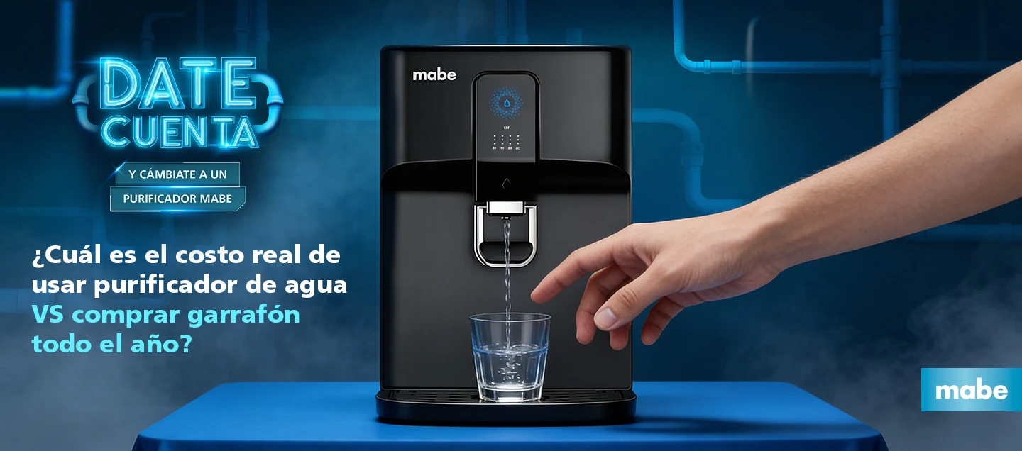 Purificador de agua Mabe sirviendo agua en vaso, comparativa de costo real vs garrafón para ahorro anual en casa.