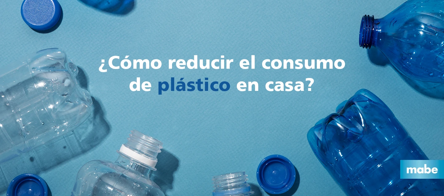 Botellas de plástico desechables sobre fondo azul, representando cómo reducir el consumo de plástico en casa y disminuir residuos.