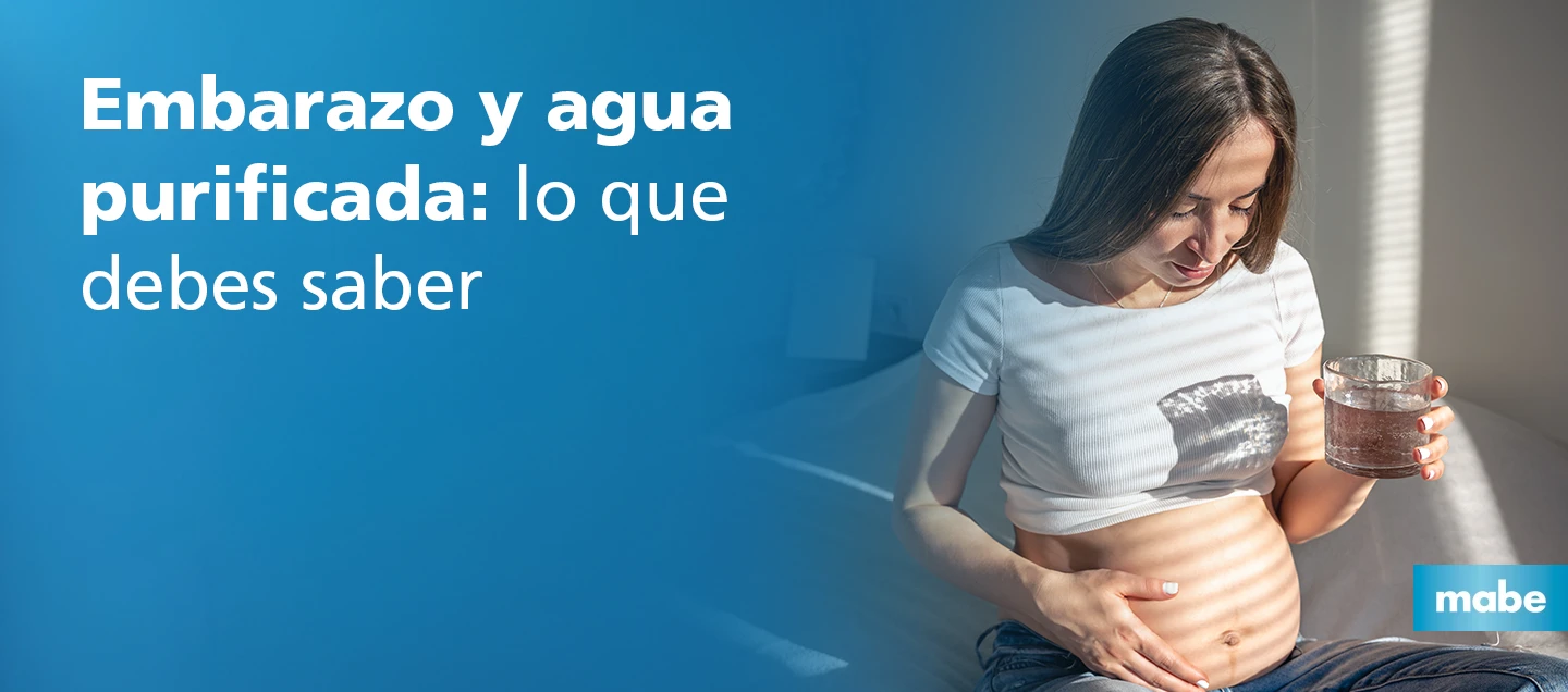 Embarazo y agua purificada: mujer embarazada bebiendo agua segura para mantenerse hidratada y favorecer su bienestar y el desarrollo saludable del bebé.