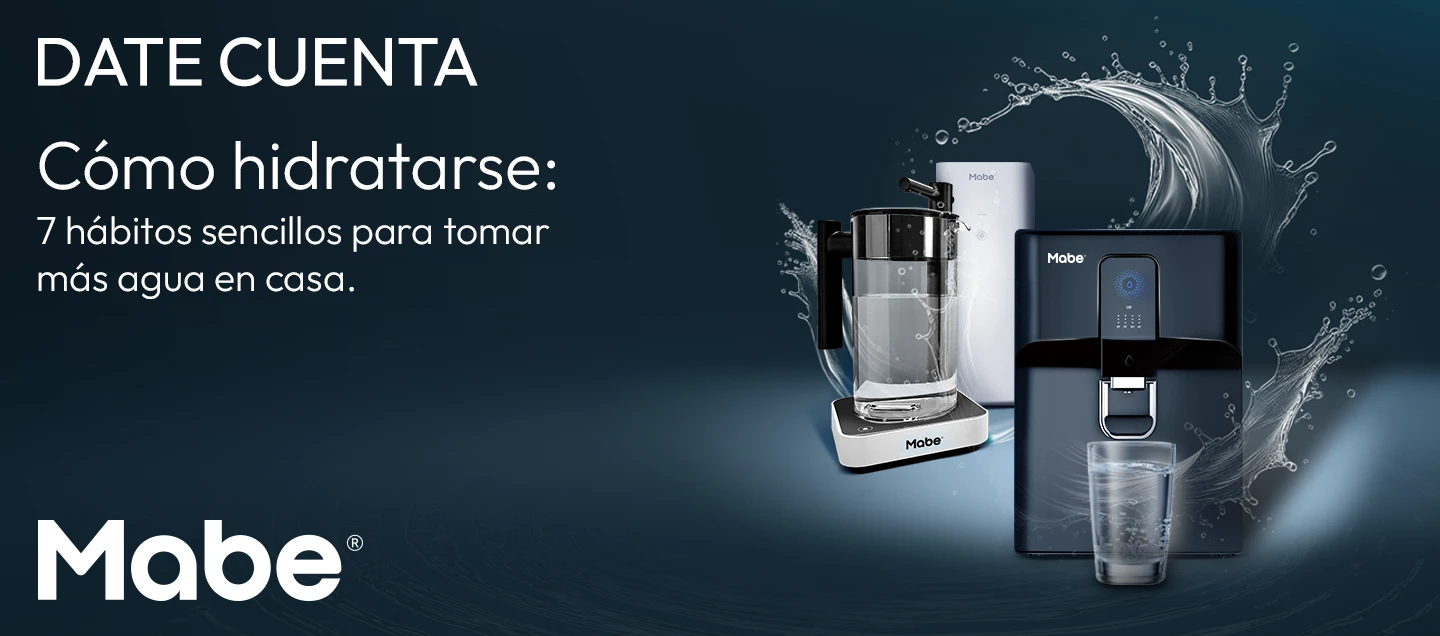 Banner promocional de Mabe sobre hidratación en el hogar. Texto: “DATE CUENTA. Cómo hidratarse: 7 hábitos sencillos para tomar más agua en casa”. Se muestran un purificador de agua, una jarra purificadora y un vaso con agua sobre fondo azul con salpicaduras de agua