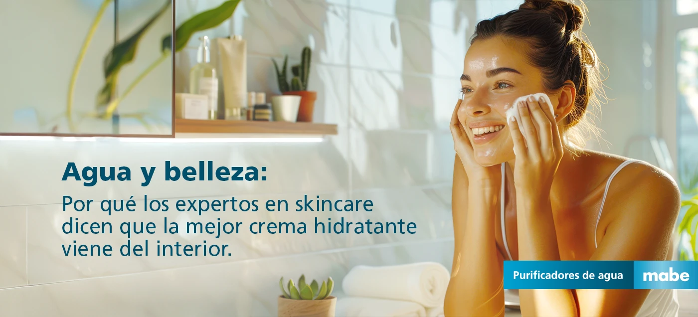 Mujer realizando rutina facial frente al espejo, con el texto 'Agua y belleza: Por qué los expertos en skincare dicen que la mejor crema hidratante viene del interior'. Campaña de purificadores de agua mabe