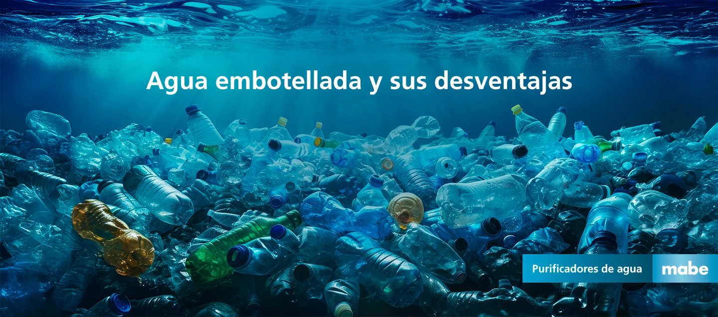 Botellas de plástico acumuladas bajo el agua con el texto 'Agua embotellada y sus desventajas'. Campaña de concientización de purificadores de agua mabe