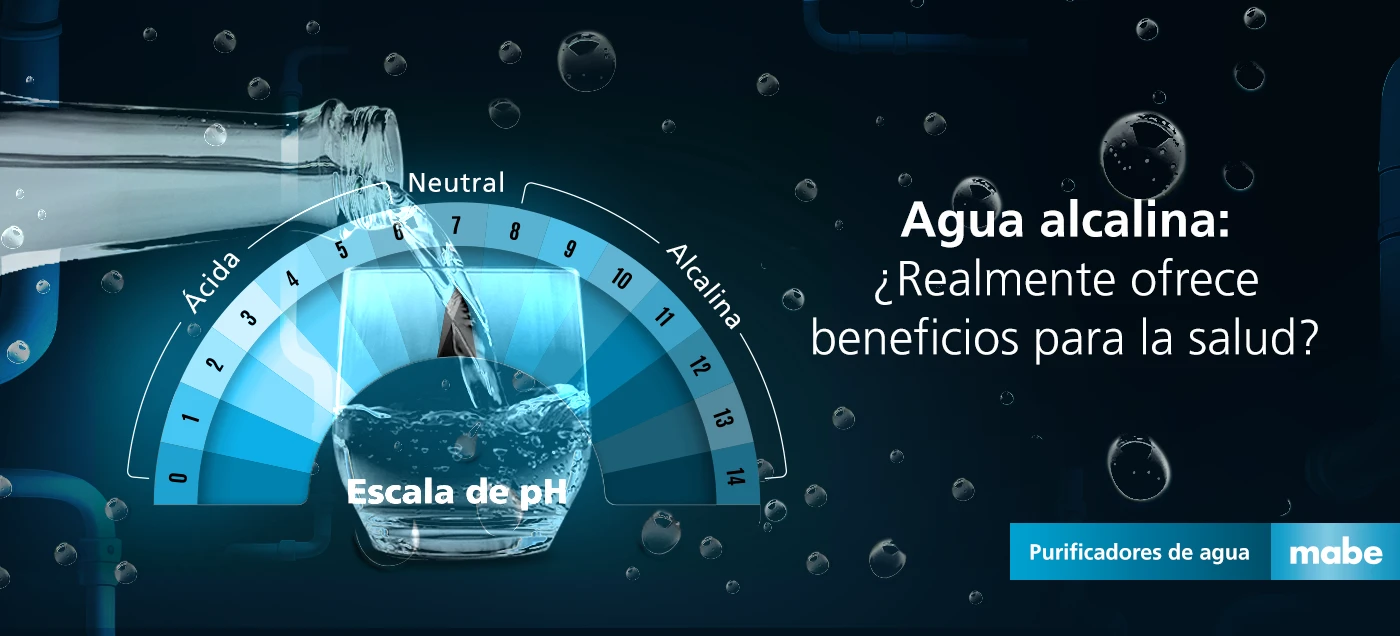 Vaso de agua siendo llenado con fondo de escala de pH del 0 al 14, acompañado del texto 'Agua alcalina: ¿Realmente ofrece beneficios para la salud?'. Campaña de purificadores de agua mabe