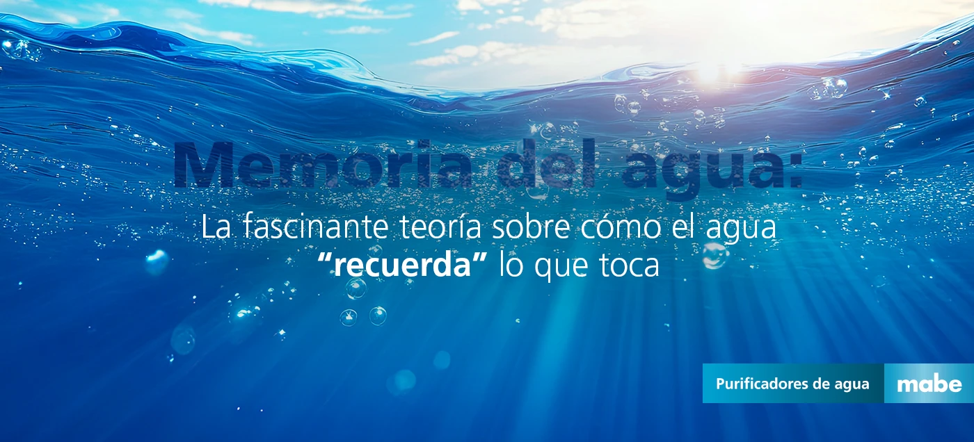 Imagen submarina con rayos de luz y burbujas, acompañada del texto 'Memoria del agua: La fascinante teoría sobre cómo el agua recuerda lo que toca'. Campaña de purificadores de agua mabe